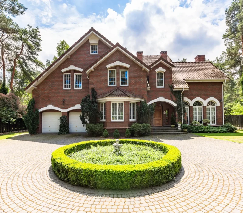 front-view-of-a-driveway-with-a-round-garden-and-b-2026-03-10-02-03-06-utc